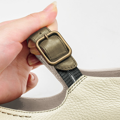 ストラップシューズ