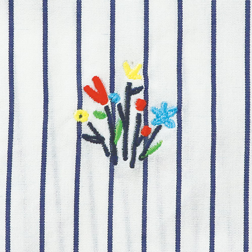 花束刺しゅうのブラウス