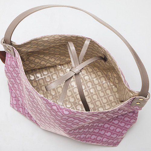 エナメル素材のリバーシブルワンハンドルバッグ／ポーチ付き