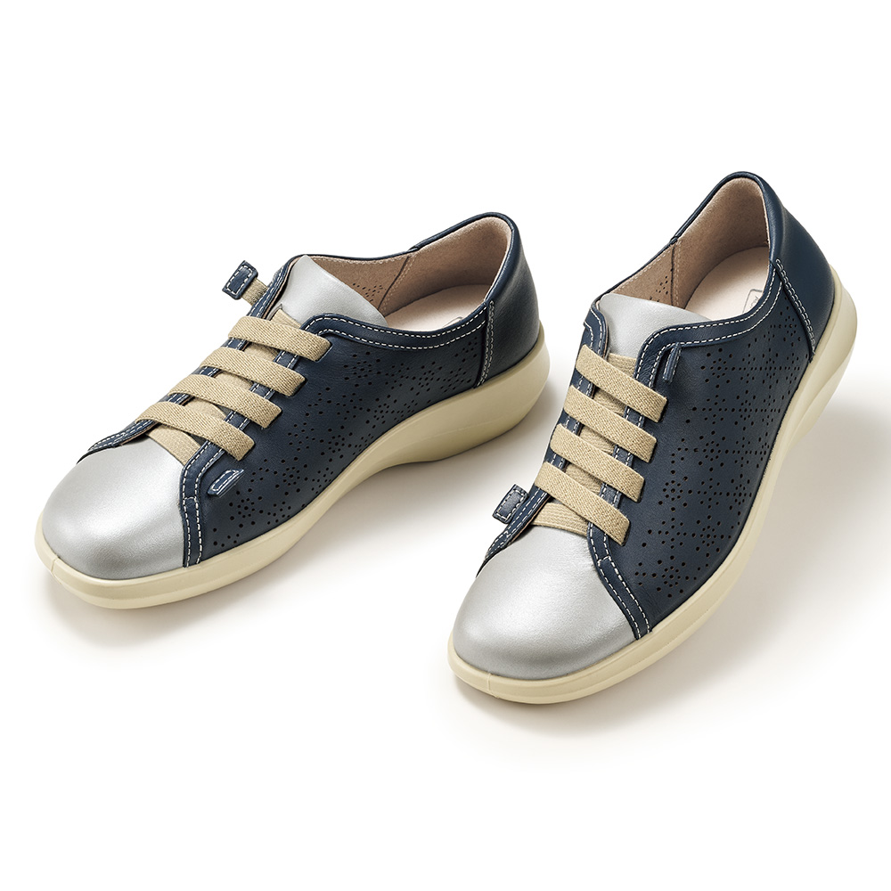 ゴム紐使いパンチングスニーカー