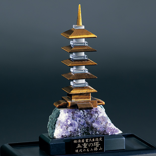 甲州水晶貴石細工／虎目石五重塔（ケース付）