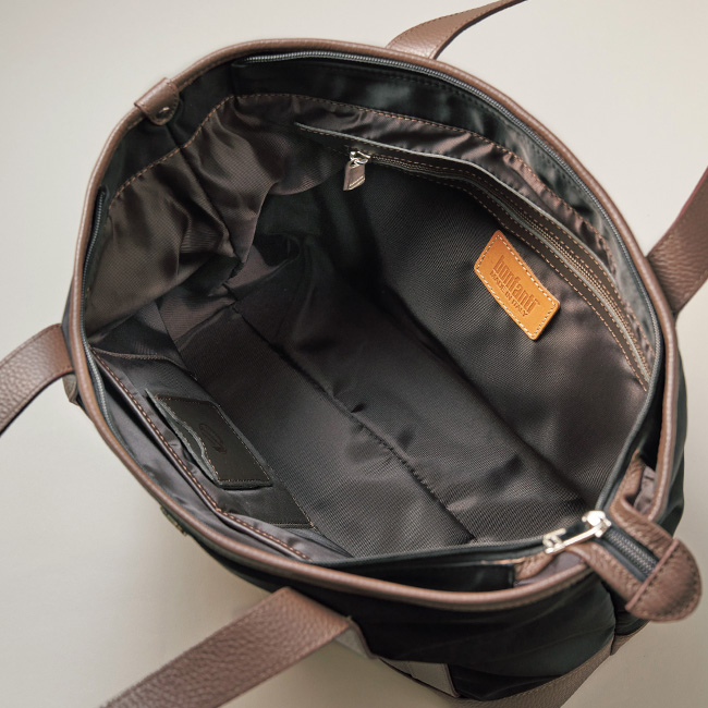 レザー使いのトートバッグ