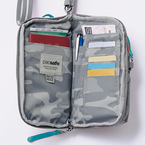 トラベルポシェット