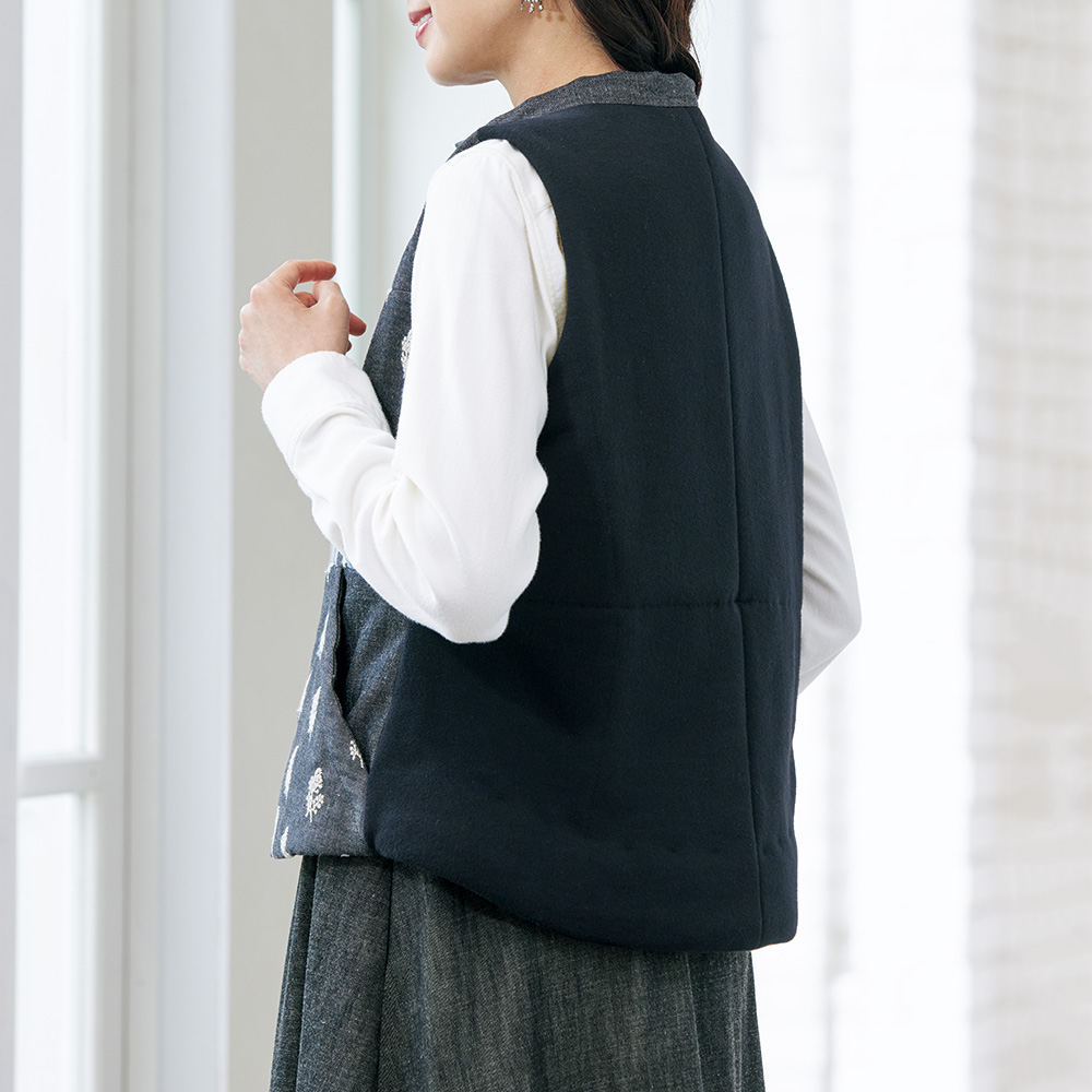 中わた入りの刺しゅうベスト