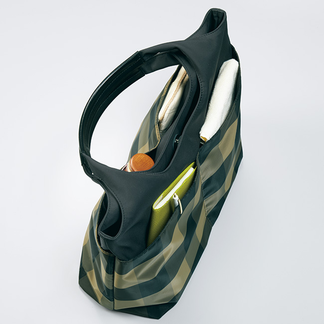 驚くほど軽いチュール×ナイロンのコンビトート