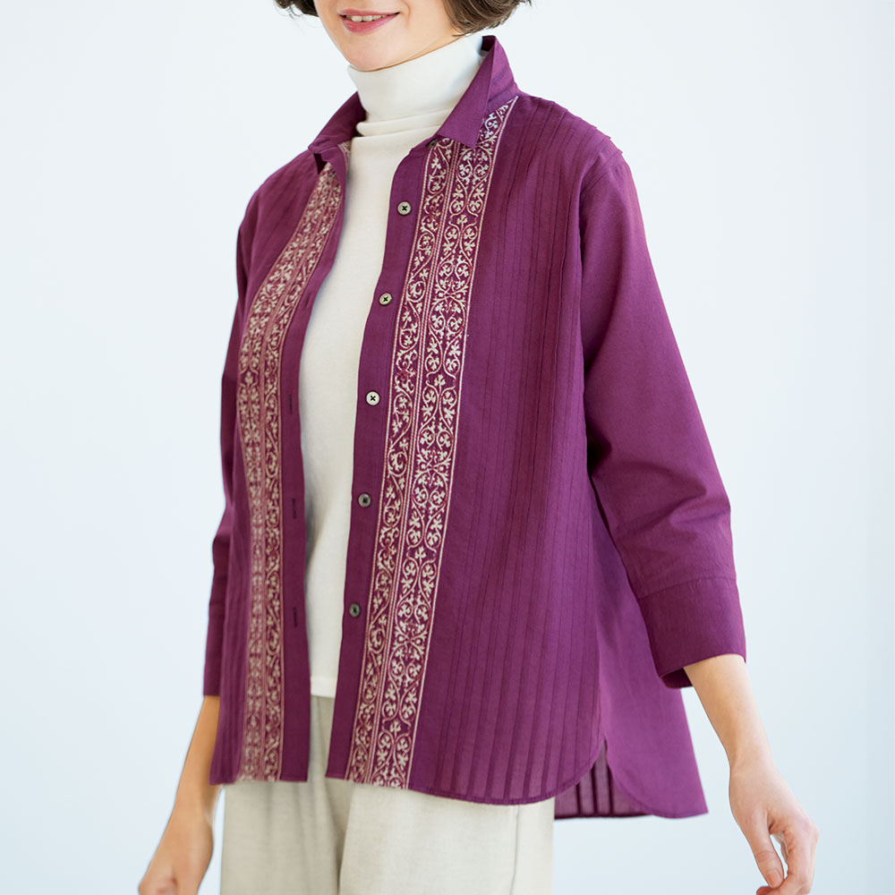 刺しゅう使いピンタックブラウス