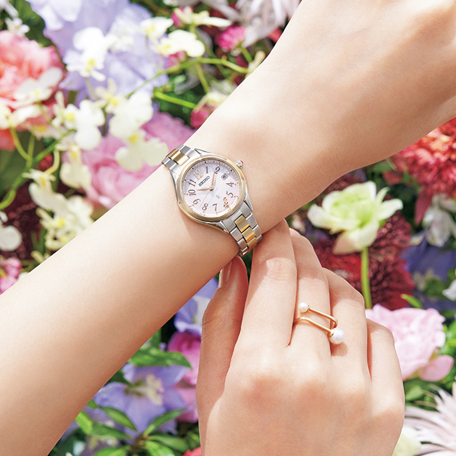 ルキア／ソーラー電波レディスウオッチ／ゴールド