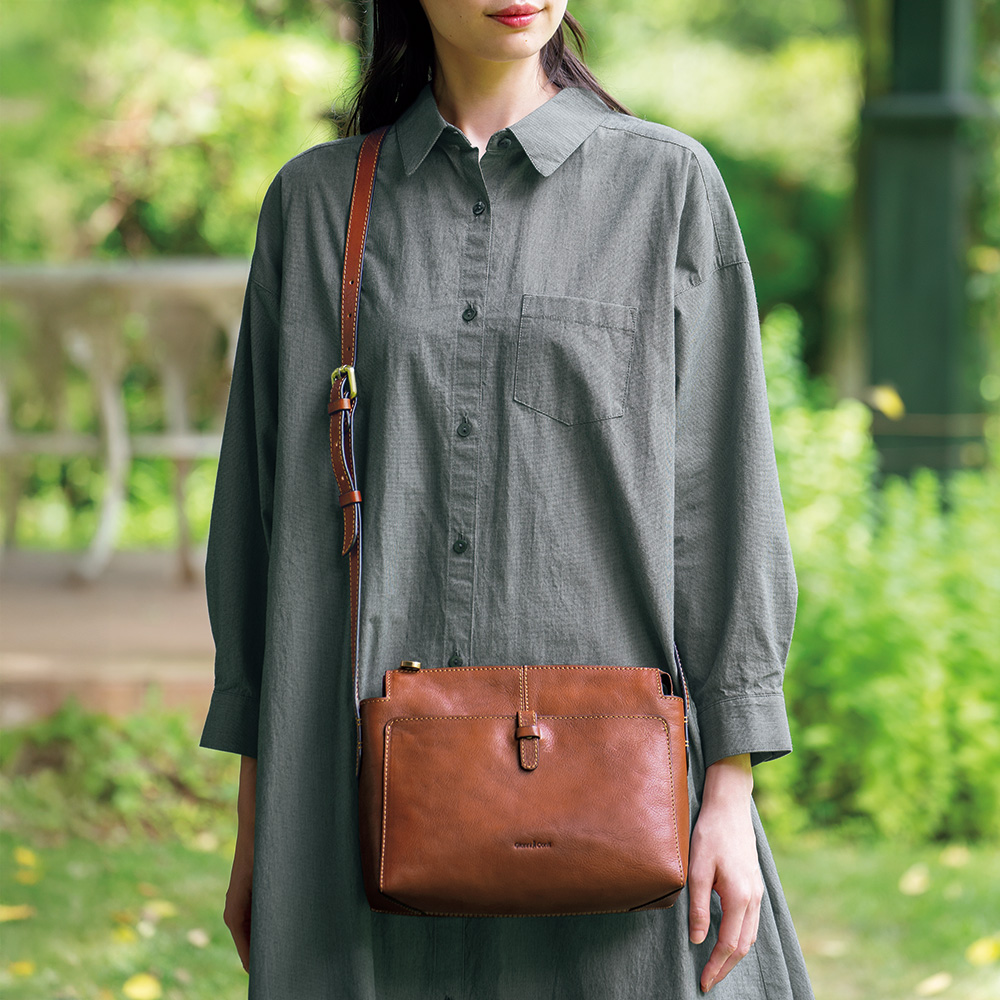 レザーショルダーバッグ