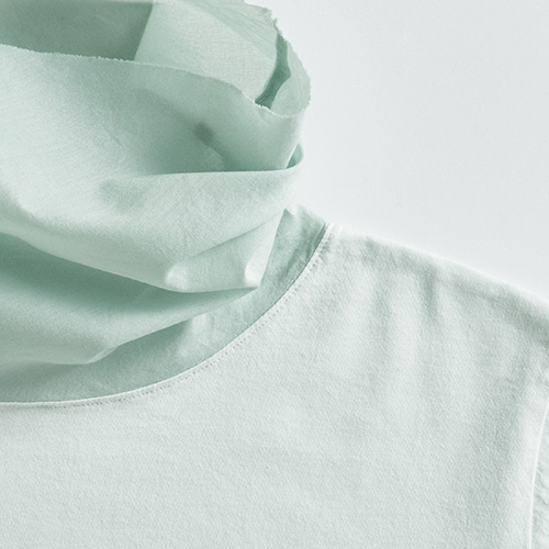 布帛使いタートルネックTシャツ