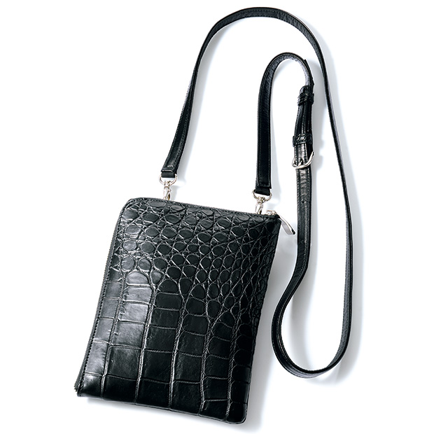マットクロコダイルのコンパクトショルダーバッグ