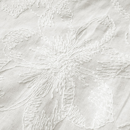 お花の刺しゅうブラウス