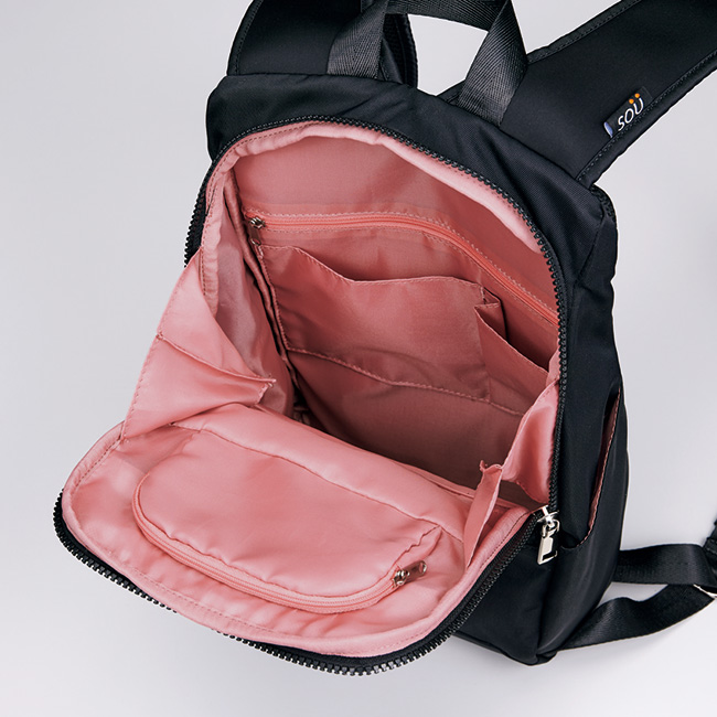 身体に寄り添うリュックサック／広々開口タイプ