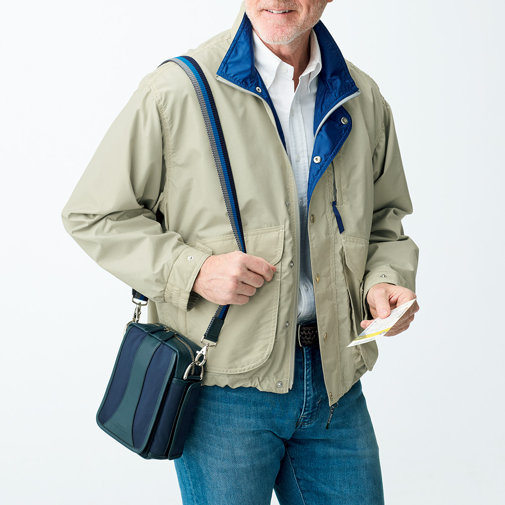 サイドポケットにこだわったコンパクトショルダー