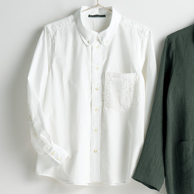 ポケットにレースをあしらった白シャツ