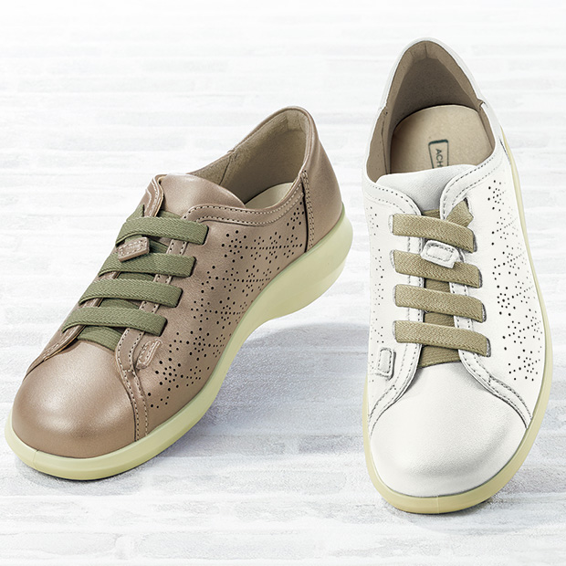 ゴム紐使いパンチングスニーカー