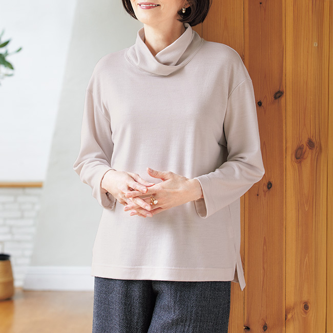 ウォッシャブルウールのオフタートルプルオーバー