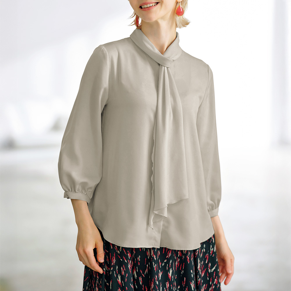 ボウタイ風・サテンブラウス