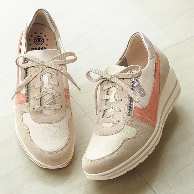 ファスナー付きスニーカー