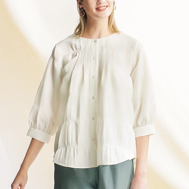 タック使いブラウス