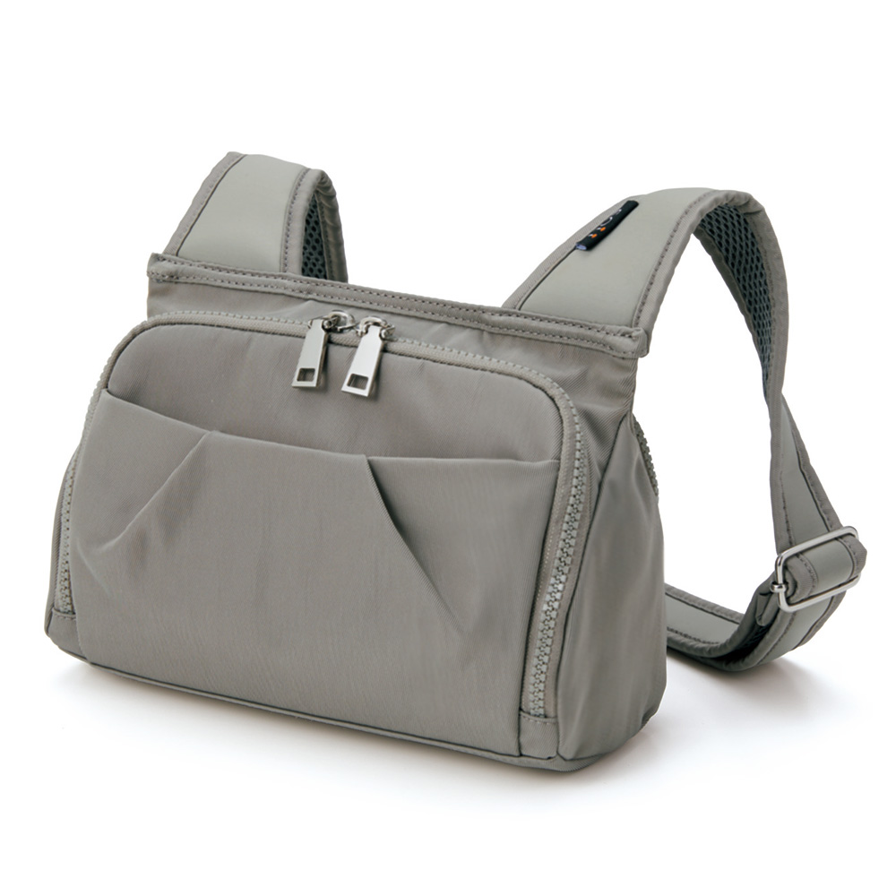 身体に寄り添うミニショルダー／広々開口タイプ