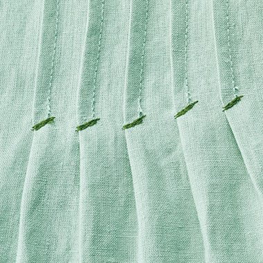 高密度リネンの背面タック七分袖ブラウス