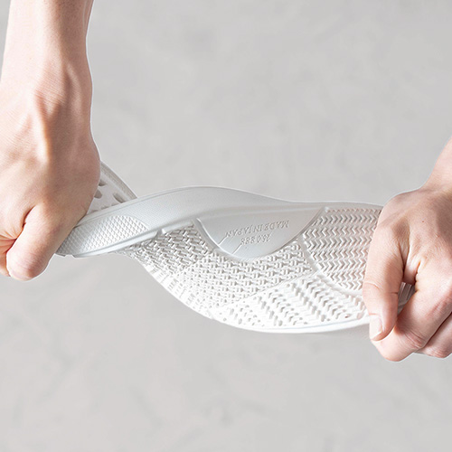 ヒールアップ･スタイリッシュレザースニーカー