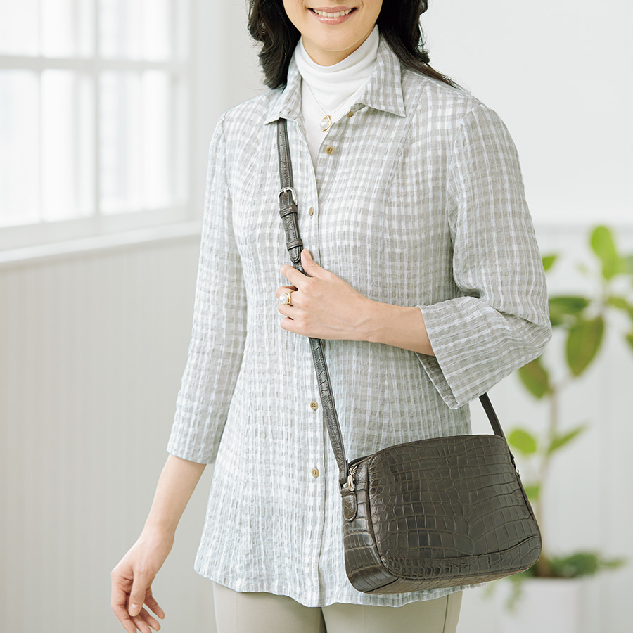 マットクロコのショルダーバッグ