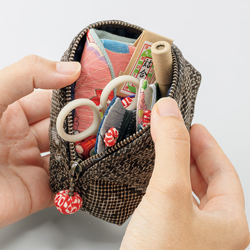 大島紬ポーチ入りお細工物の裁縫セット／加賀目細針入り