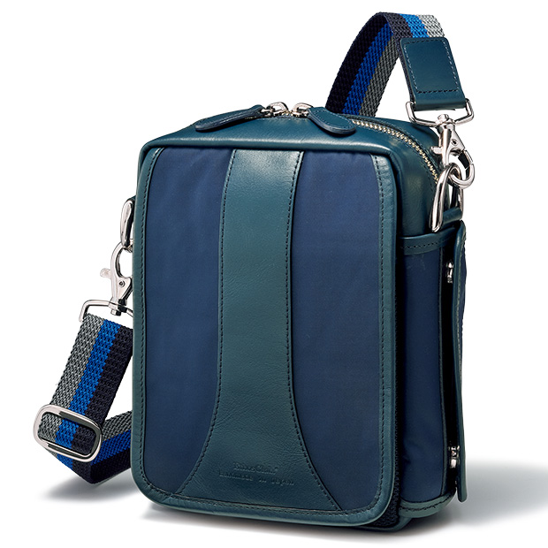 サイドポケットにこだわったコンパクトショルダー