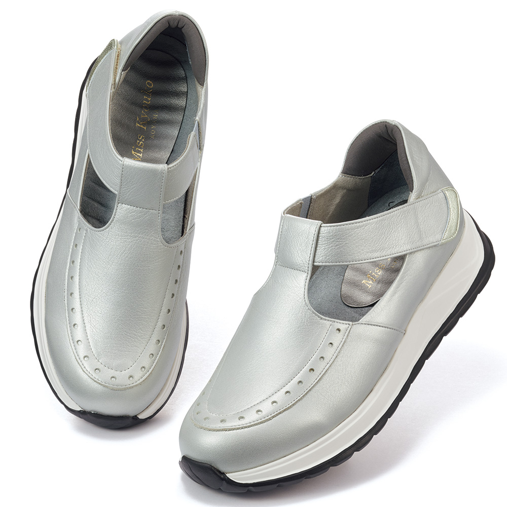 快適フィットのTストラップスニーカー