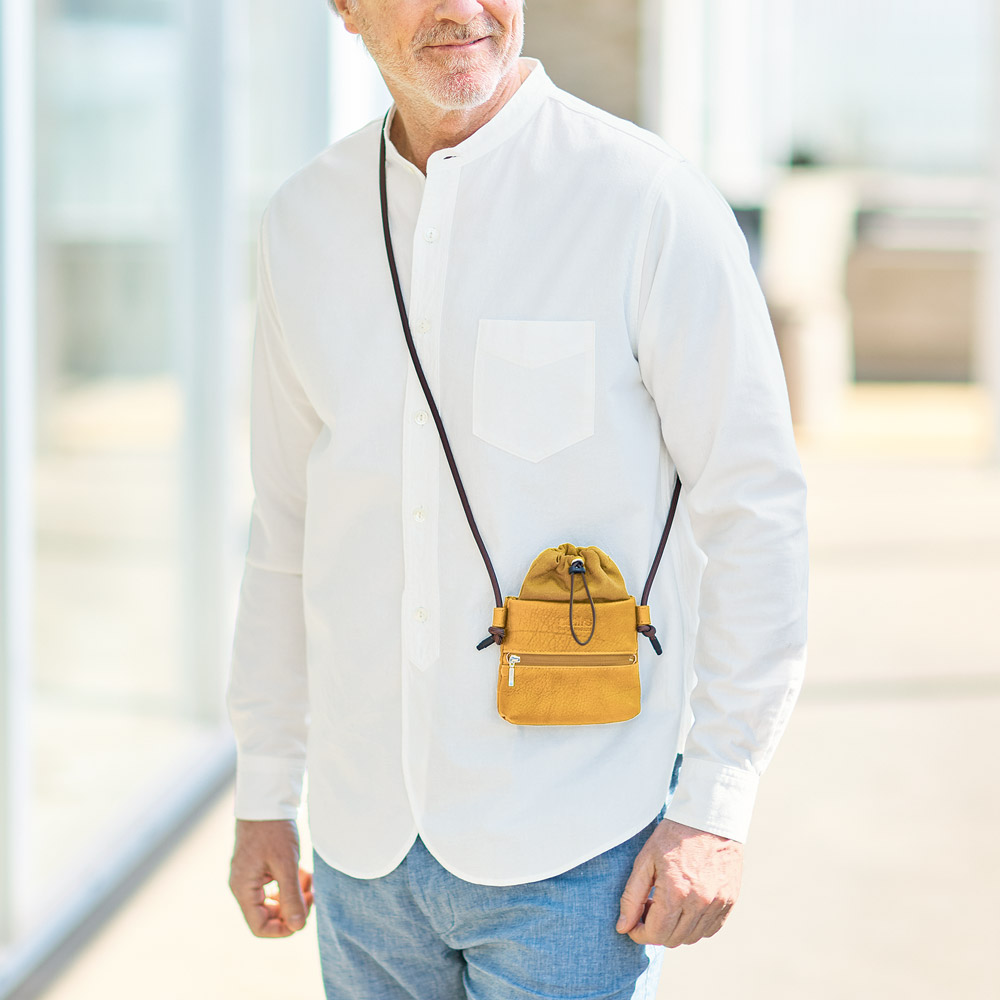 鹿革使いのマルチネックポーチ