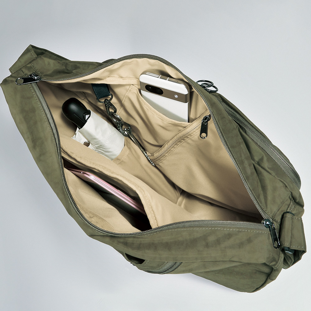 身体に寄り添う・しずく型のショルダーバッグ