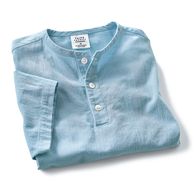 強撚糸使いのゆったりヘンリーネックシャツ