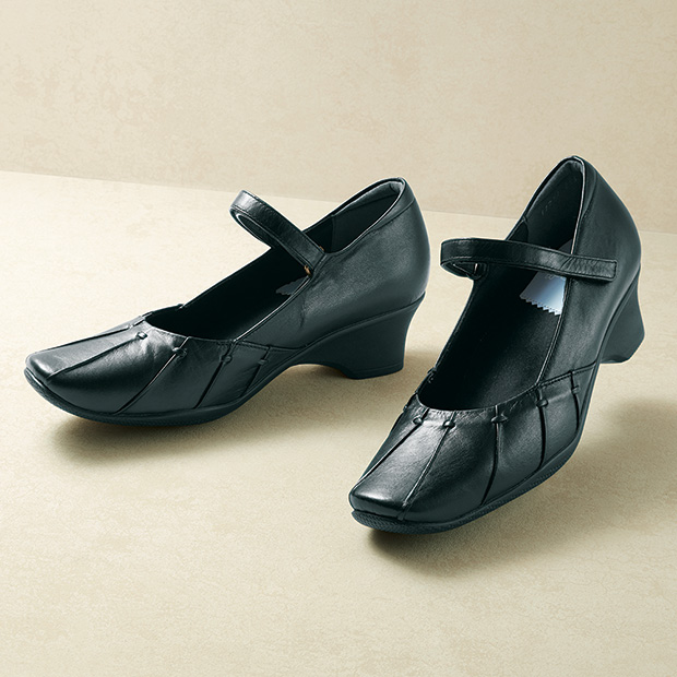 撥水レザー使いのストラップシューズ