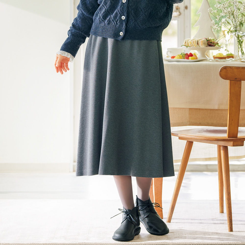 滑らか生地のセミフレアスカート