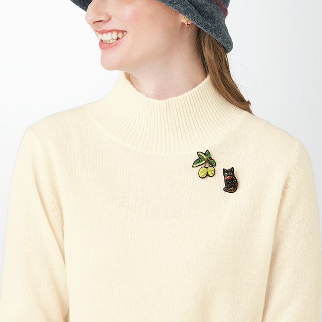 クロネコのブローチとグリーンオリーブのピンズセット