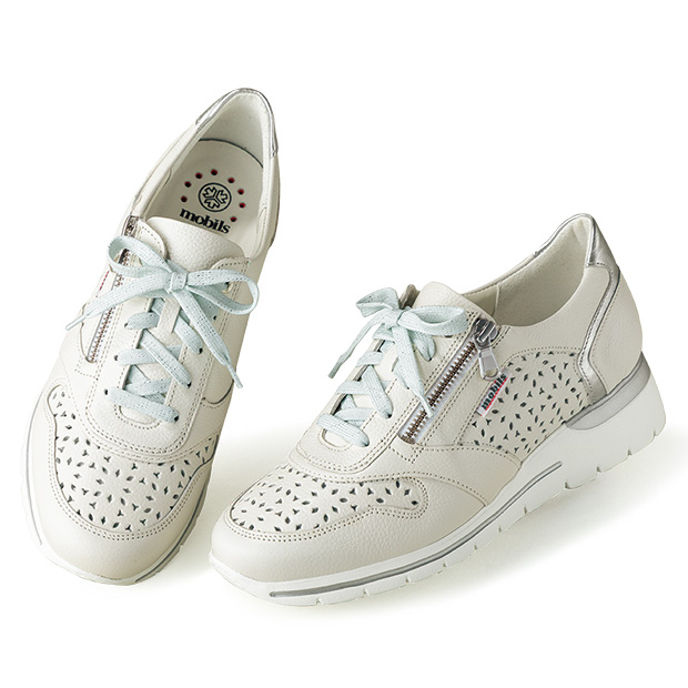 パンチングファスナー付きスニーカー