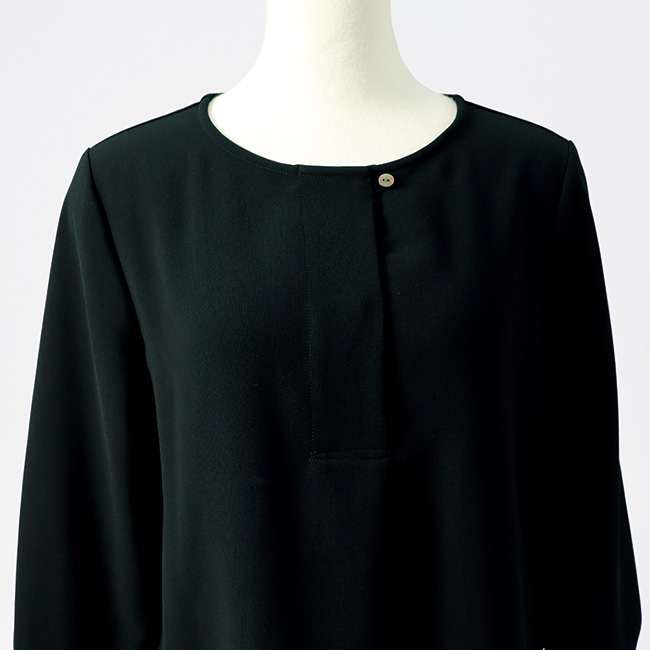 前襟ぐりのボタン開閉で楽に着脱できます。