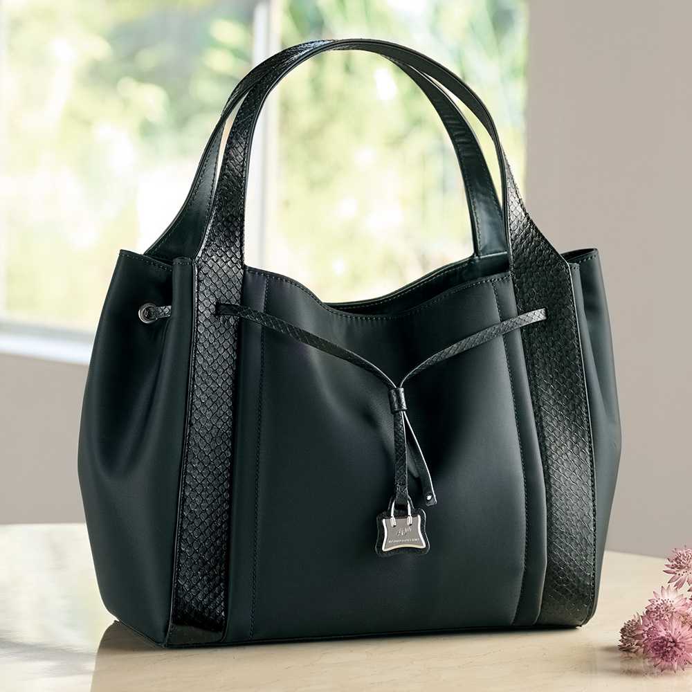 パイソンレザー使いのナイロンバッグ／当社限定モデル