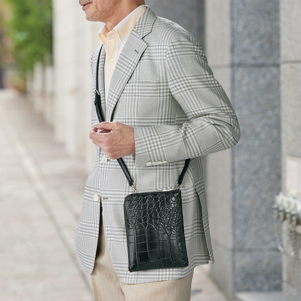 マットクロコダイルのコンパクトショルダーバッグ
