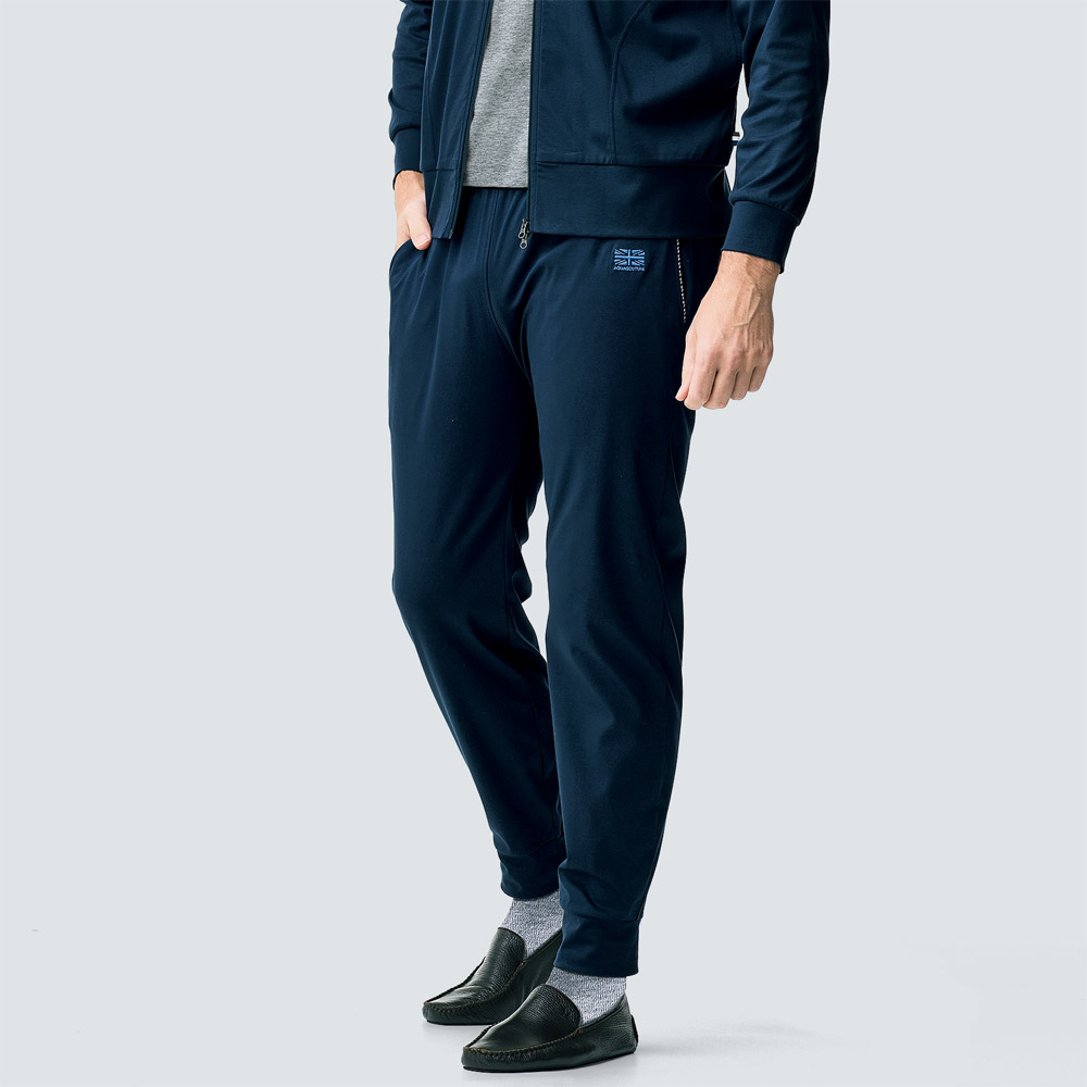 滑らかスムース素材のリラックスパンツ