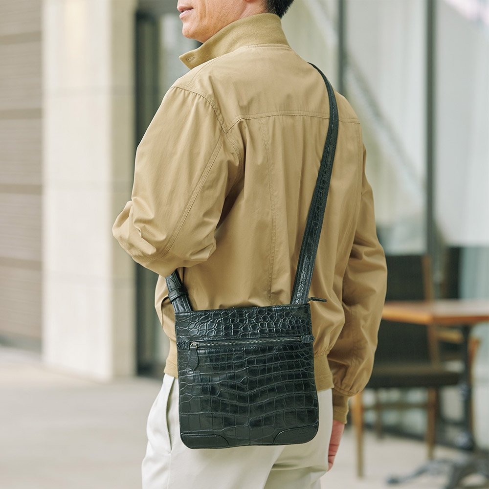 マットクロコダイルのショルダーバッグ