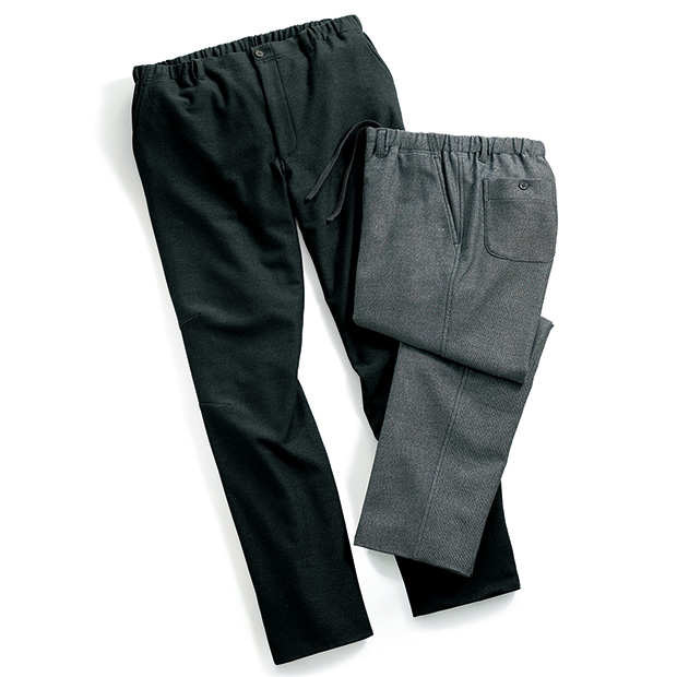 座ってくつろぎやすいリビングパンツ