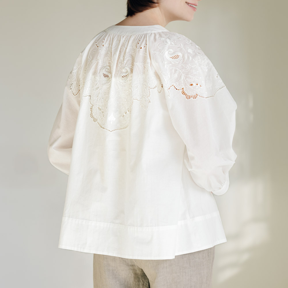 カットワーク刺しゅうブラウス