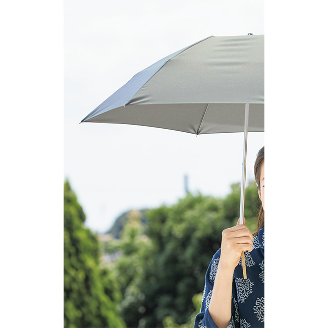 雨粒がコロコロ転がる折りたたみ傘