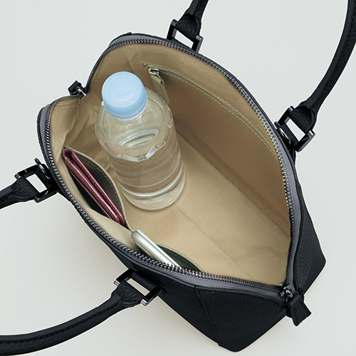 シュリンク加工レザーの2ウェイバッグ