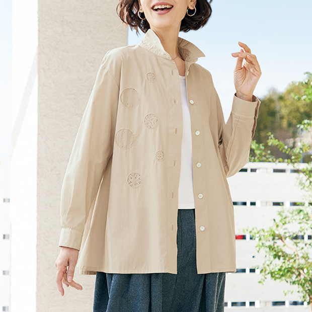 ドットモチーフ入りブラウス