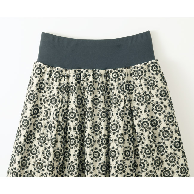 フラワーリース刺しゅうのスカート