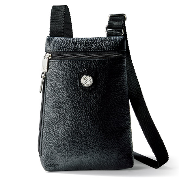 ジャケットに合わせるスリムショルダーバッグ