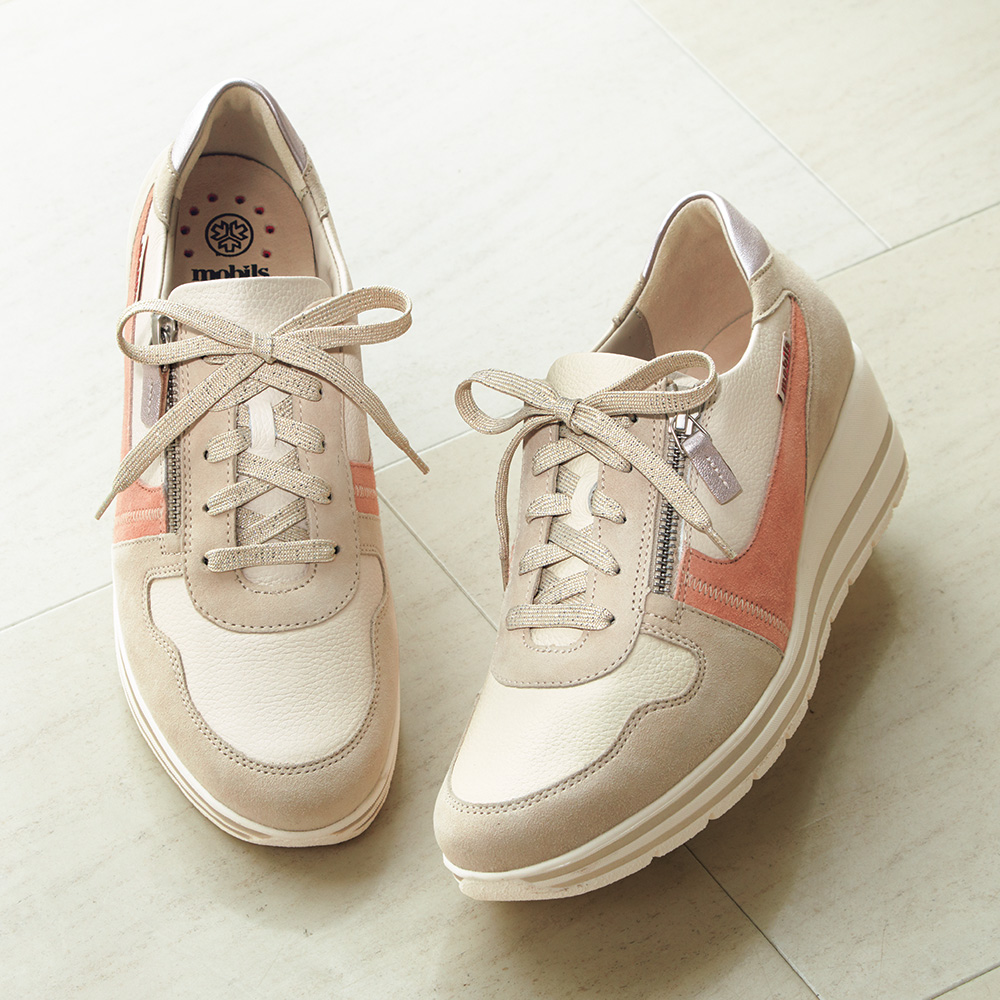 ファスナー付きスニーカー